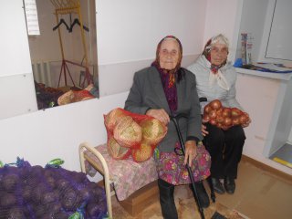 Более 6 тонн самостоятельно выращенных овощей раздали студенты вуза нуждающимся тюменцам 