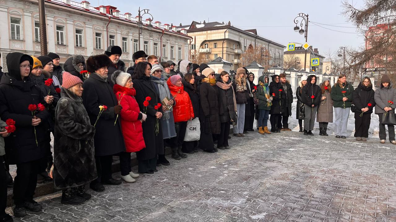 У стен главного корпуса состоялся митинг, посвященный памяти Н. И. Кузнецова