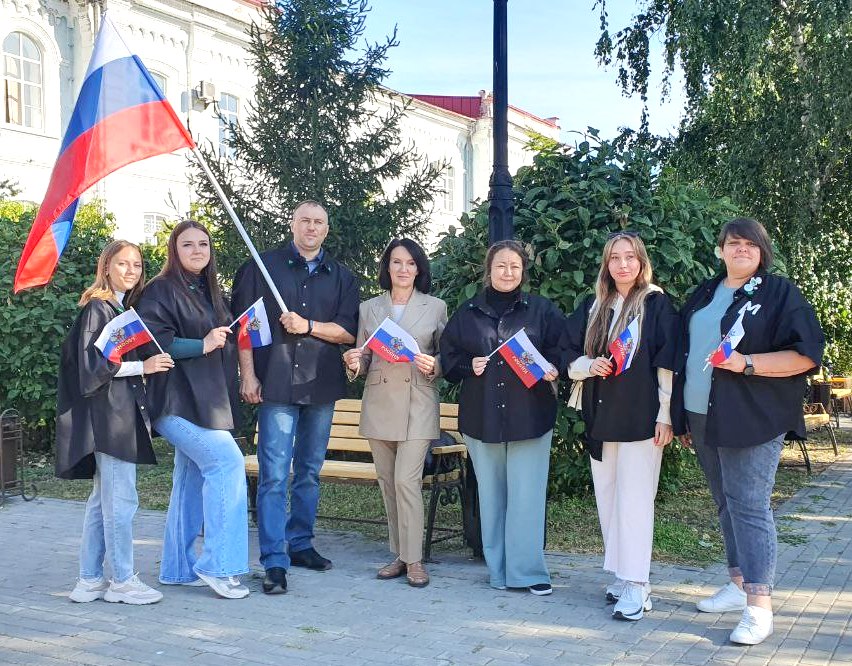 Представители ГАУ Северного Зауралья поздравляют с Днем Государственного флага Российской Федерации